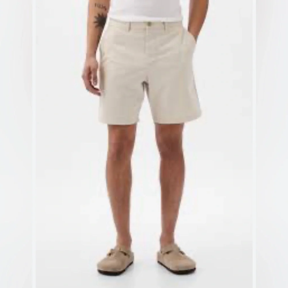 Gap men’s size‎ 36 shorts 10 inch khaki with front and back pockets